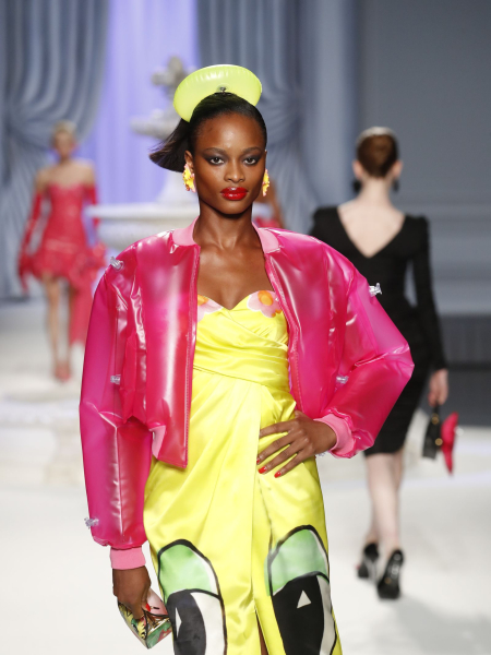 A model at the Moschino RTW SpringSummer 2023 fashion show with bold eyes and bold lips '70s makeup trend